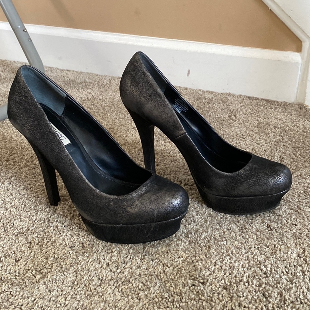 Used black pumps